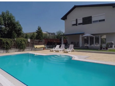 Casa individuala, cu piscina, pe strada privata, cartier Borhanci