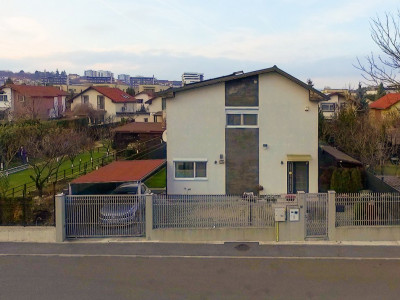 Casa individuala, cu piscina, pe strada privata, cartier Borhanci