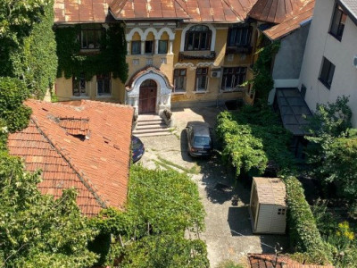 Vila interbelica, curte libera zona Cismigiu - Piata Victoriei
