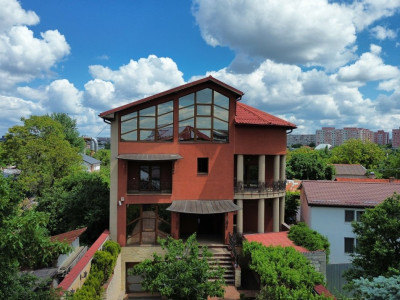 De vanzare - Vila ta cu curte în mijlocul orașului!