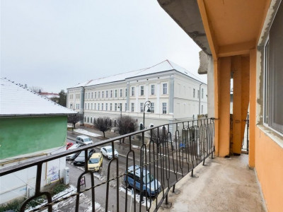 Decomandat,pe 2 camere,etaj2,cu terasa,in inima orasului Sfantu Gheorghe