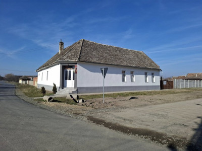 Casă 4 camere renovata recent in Șeitin-