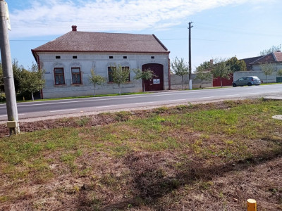  CASA BOIEREASCA pe colt  in Nadlac, Independentei colt cu M. Eminescu