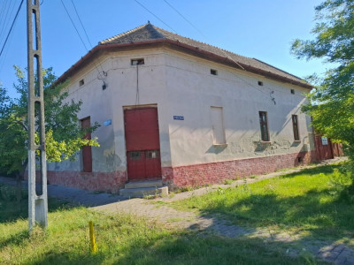 Casă spațioasă cu spațiu comercial pe colț in Nadlac