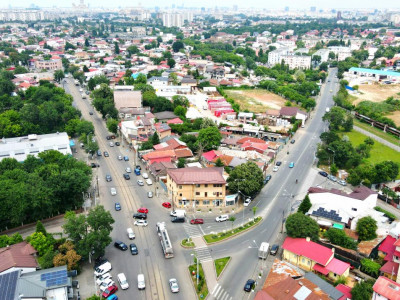 Pieptanari 100. Casele din umbra teilor. Rezidential sau comercial?
