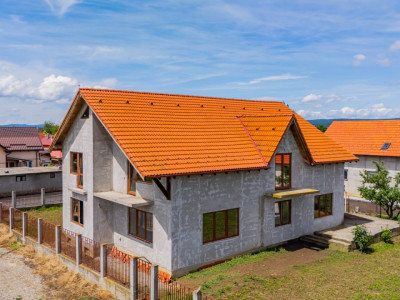 Casa cu 7 camere, 224 mp utili, teren 800 mp | Feldioara 