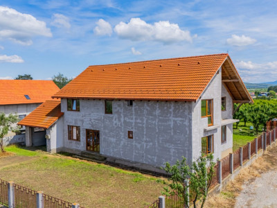 Casa cu 7 camere, 224 mp utili, teren 800 mp | Feldioara 