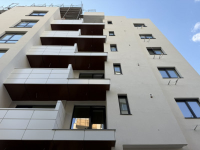 Centrul Capitalei, apartament cu 2 bai, etaj superior !