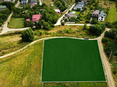 TEREN INTRAVILAN DE VÂNZARE – POZIȚIONARE EXCELENTĂ LÂNGĂ PĂDURE