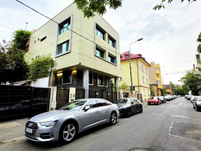 Unirii, str. Labirint, vila 