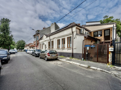 In Cartierul Evreiesc, casa 3 camere pivnita si mansarda open space.